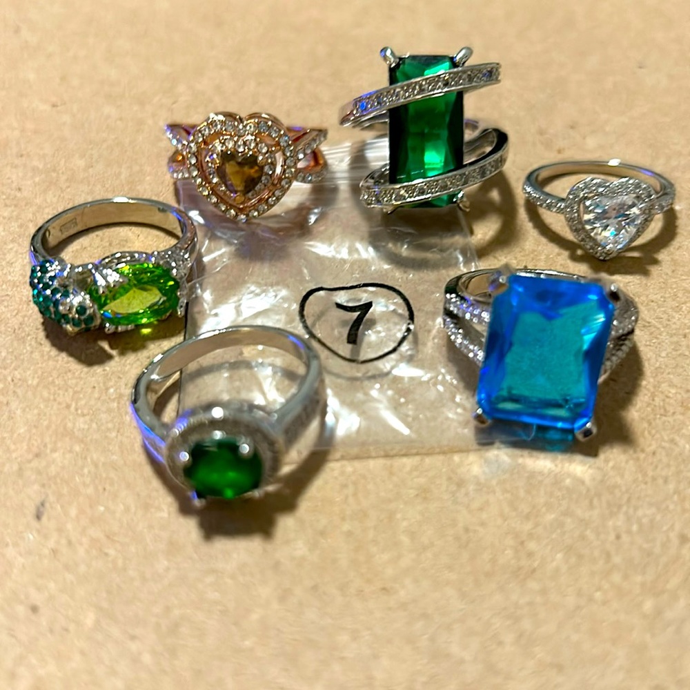 Here’s 6 💍’s that are all size 7. Costume jewelry that’s in tip top shape.